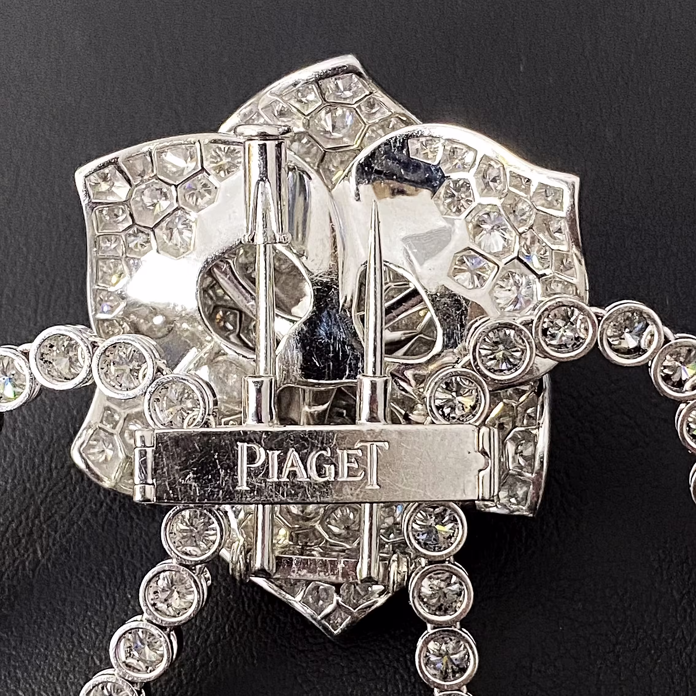 Cierre de joyería con el diseño «Rose» de Piaget, adornado con brillantes diamantes.