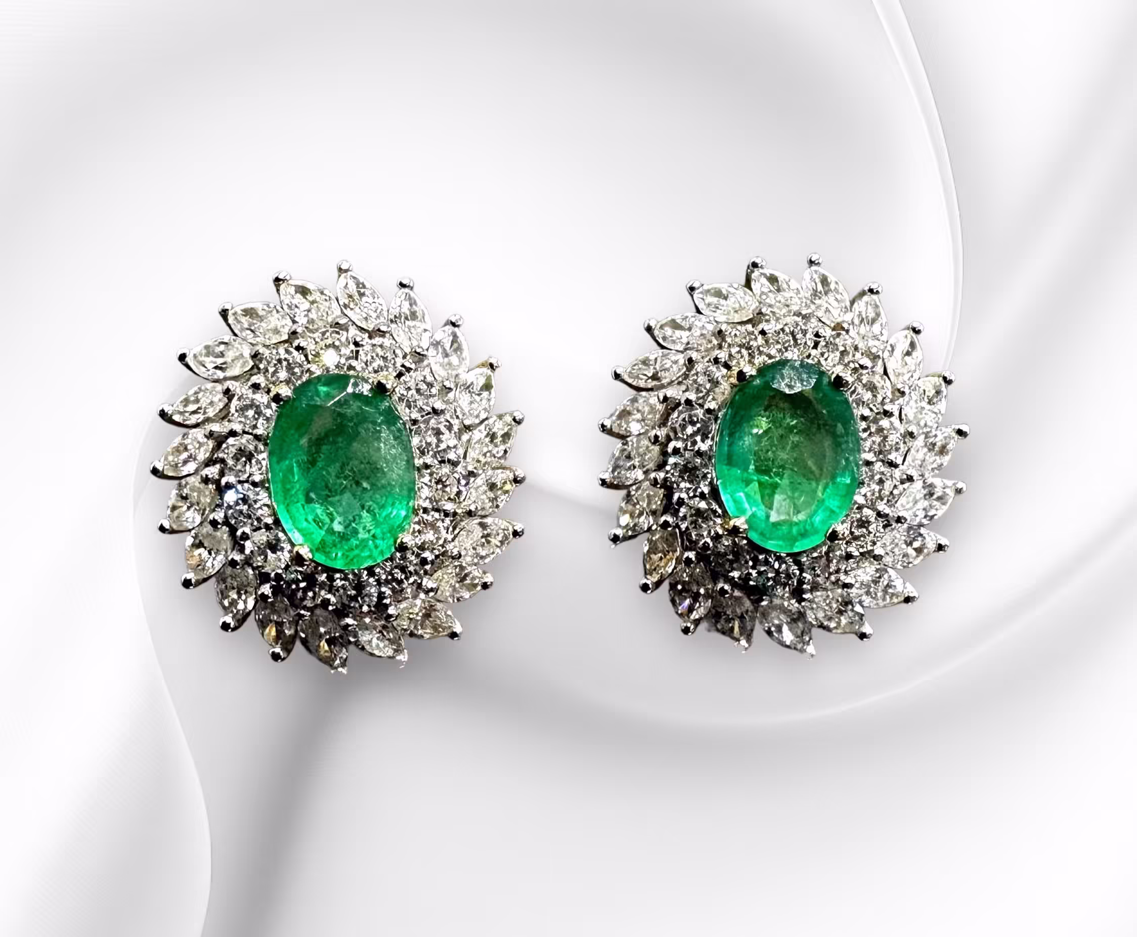 Elegant emerald and diamond earrings with sparkling gemstones. Perfect for jewelry lovers and specia.