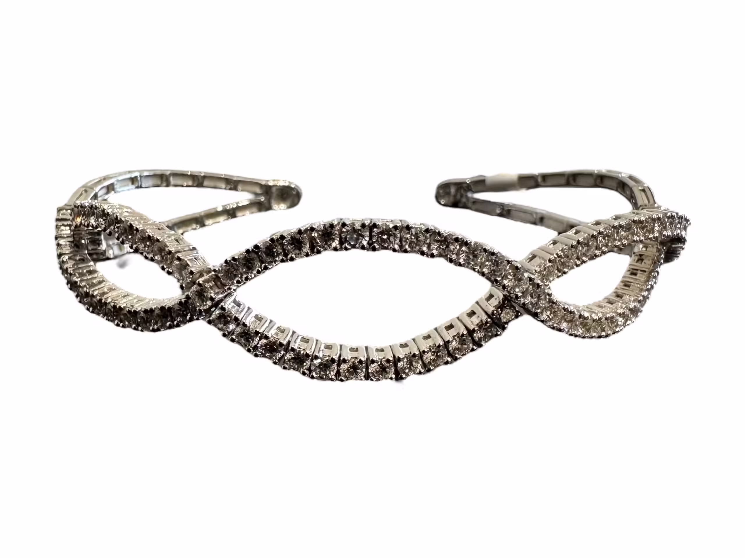 Pulsera tipo brazalete de diamantes de lujo con piedras brillantes y un diseño intrincado. Perfecta para ocasiones especiales.